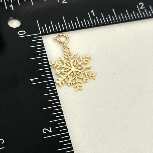 14K Solid Yellow Gold Vintage Winter Snowflake Charm Pendant - Picture 6 of 11